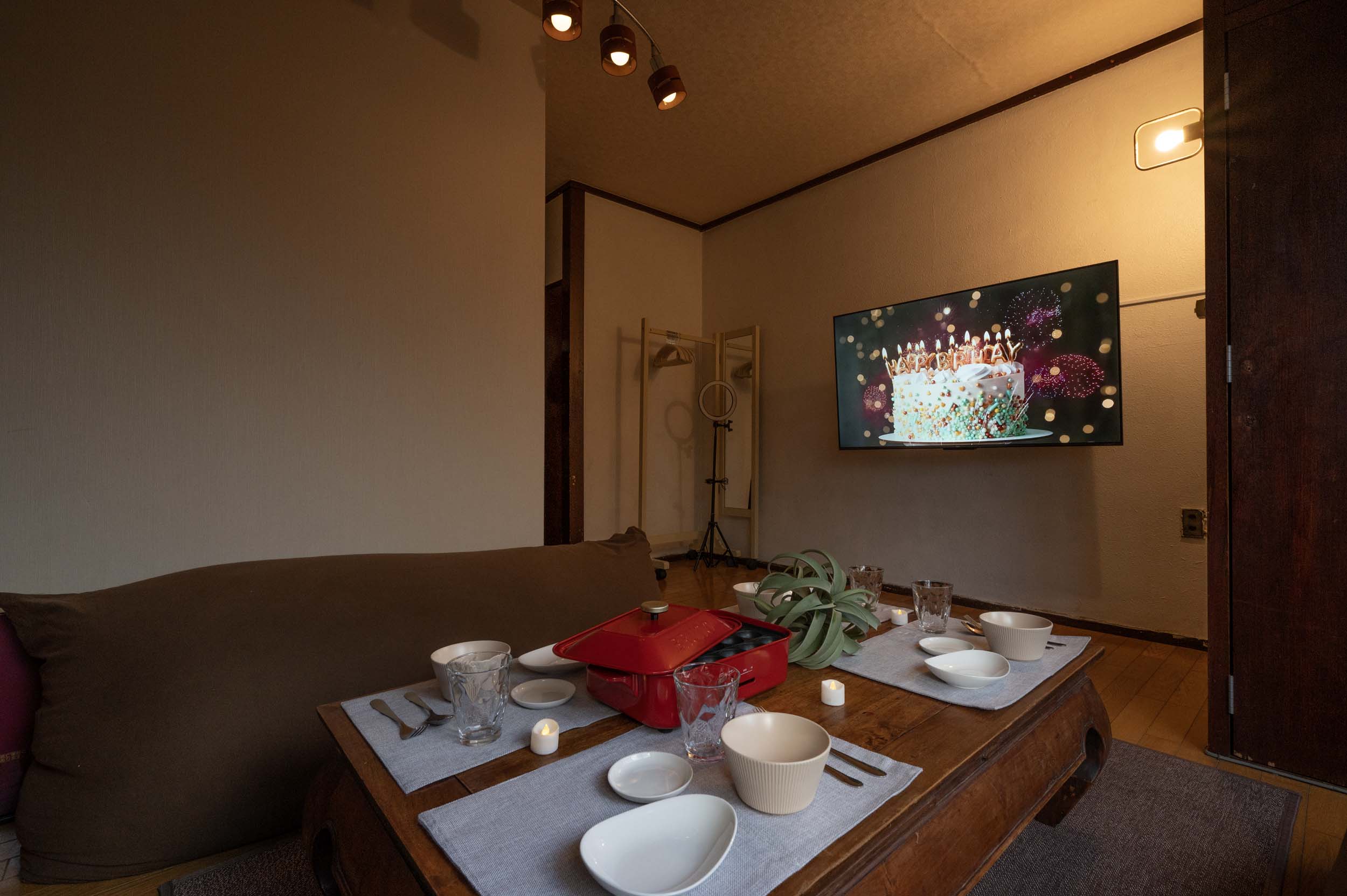 Room 21 室内 — ヨギボーと55型SmartTV、テーブルセッティング